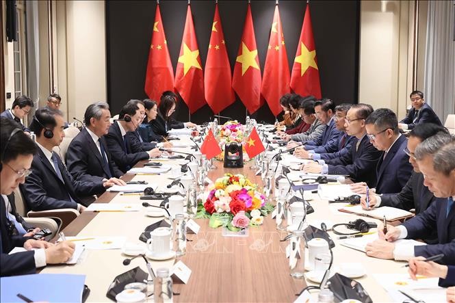 Bộ trưởng Bộ Ngoại giao Lê Hoài Trung trao đổi chiến lược với Bộ trưởng Bộ Ngoại giao Trung Quốc Vương Nghị. Ảnh: An Đăng/TTXVN Bộ trưởng Bộ Ngoại giao Lê Hoài Trung trao đổi chiến lược với Bộ trưởng Bộ Ngoại giao Trung Quốc Vương Nghị. Ảnh: An Đăng/TTXVN