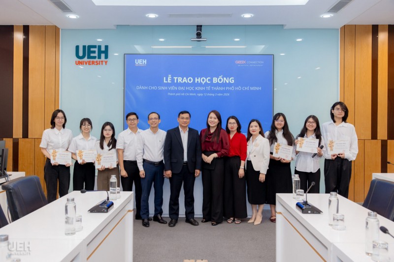 Lãnh đạo Tập đoàn GELEX trao học bổng cho sinh viên Trường Đại học Kinh tế TP.HCM Lãnh đạo Tập đoàn GELEX trao học bổng cho sinh viên Trường Đại học Kinh tế TP.HCM