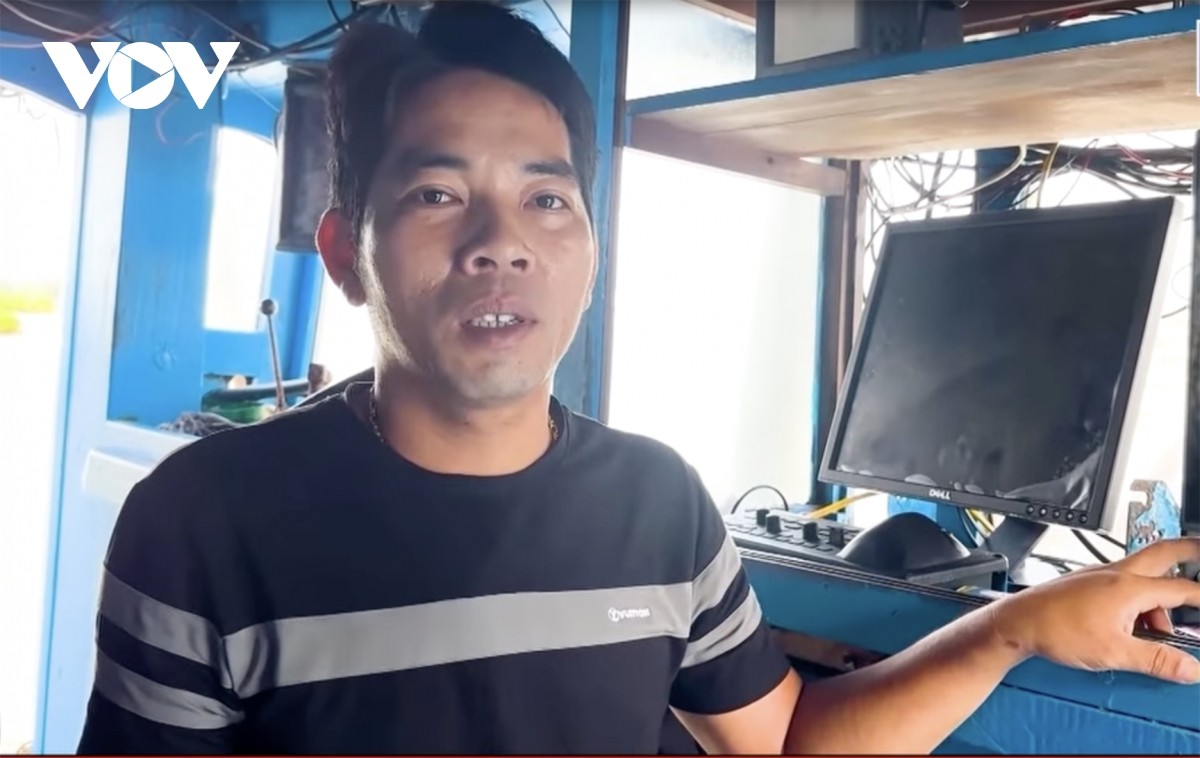 Ngư dân Đỗ Tấn Vương trên tàu cá của mình. (Ảnh: VOV) Ngư dân Đỗ Tấn Vương trên tàu cá của mình. (Ảnh: VOV)