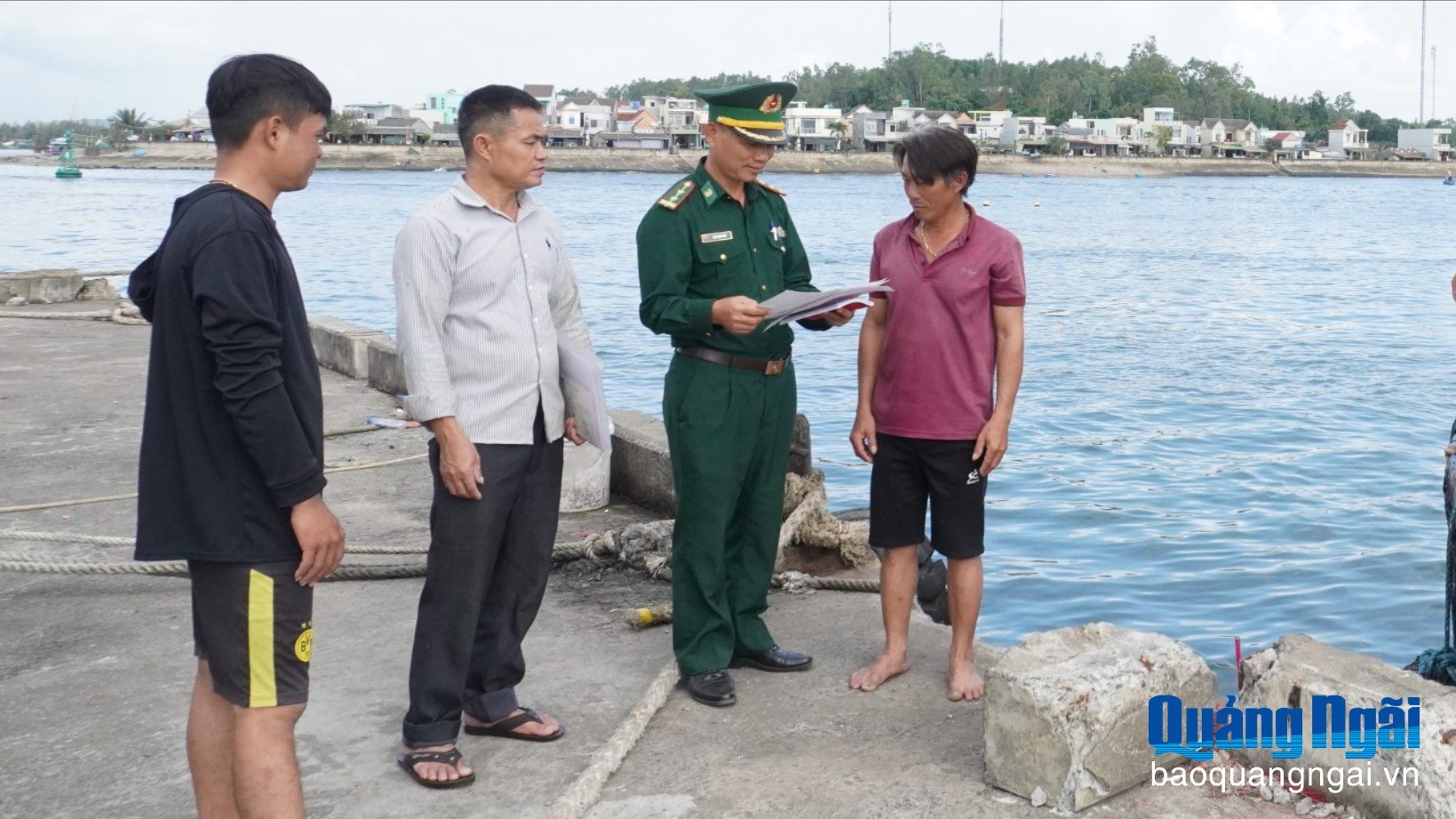 Cán bộ Trạm Kiểm soát Biên phòng Sa Kỳ kiểm tra danh sách thuyền viên trước khi cho tàu xuất bến. (Ảnh: Báo Quảng Ngãi) Cán bộ Trạm Kiểm soát Biên phòng Sa Kỳ kiểm tra danh sách thuyền viên trước khi cho tàu xuất bến. (Ảnh: Báo Quảng Ngãi)