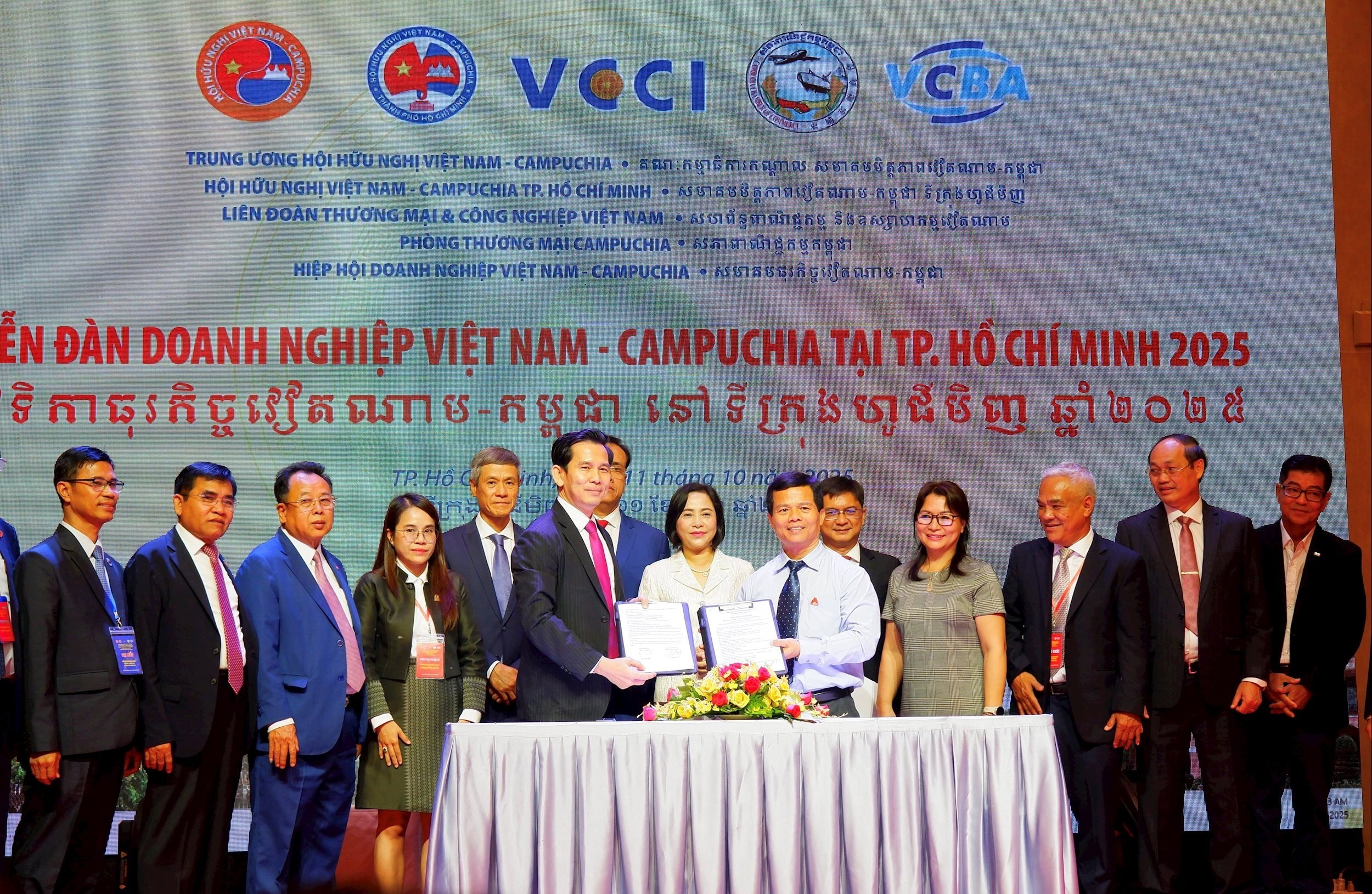 Lễ ký kết Biên bản ghi nhớ hợp tác giữa doanh nghiệp Việt Nam và doanh nghiệp Campuchia tại Diễn đàn.