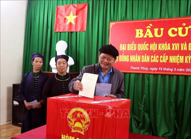 Người dân vùng biên giới thôn Thanh Sơn, xã Thanh Thủy (Tuyên Quang) hân hoan bỏ phiếu bầu cử 