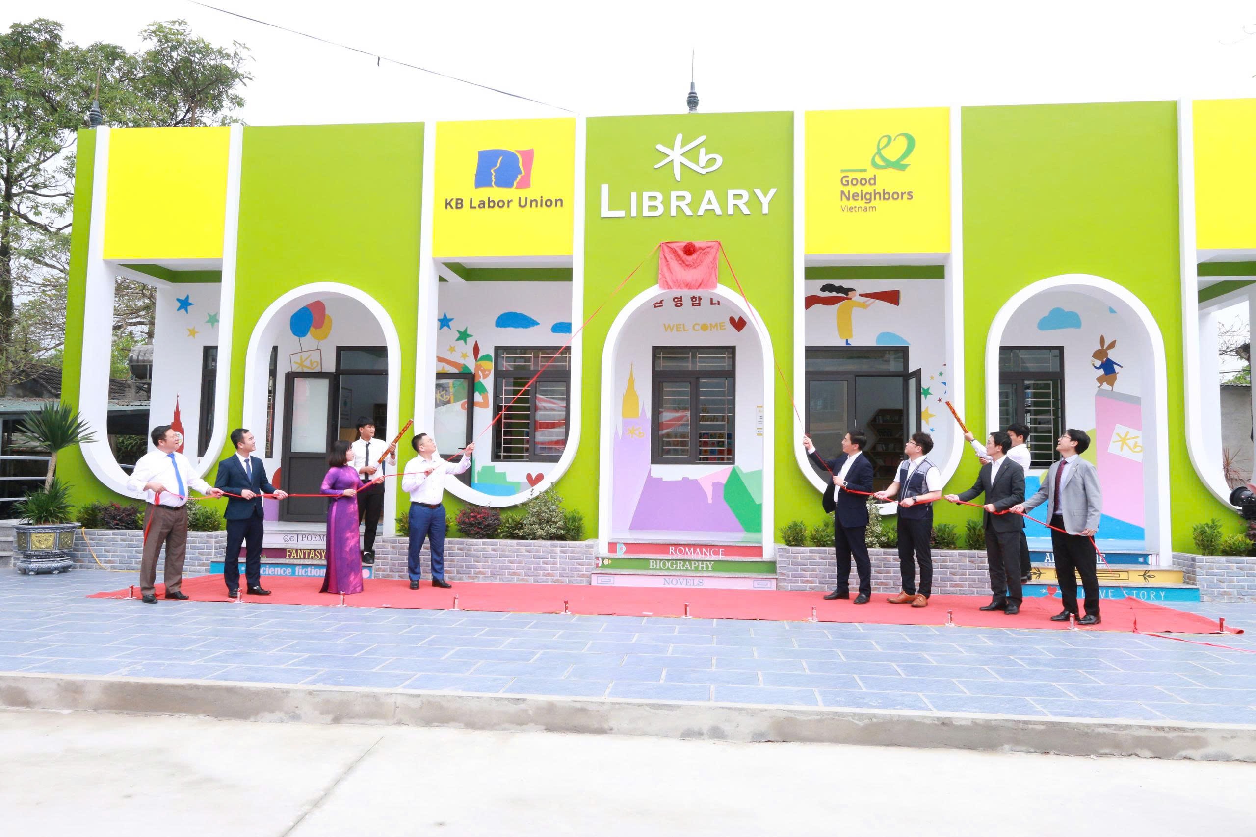 Khánh thành và bàn giao thư viện KB tại trường THCS Đại Phú (Tuyên Quang) Khánh thành và bàn giao thư viện KB tại trường THCS Đại Phú (Tuyên Quang)