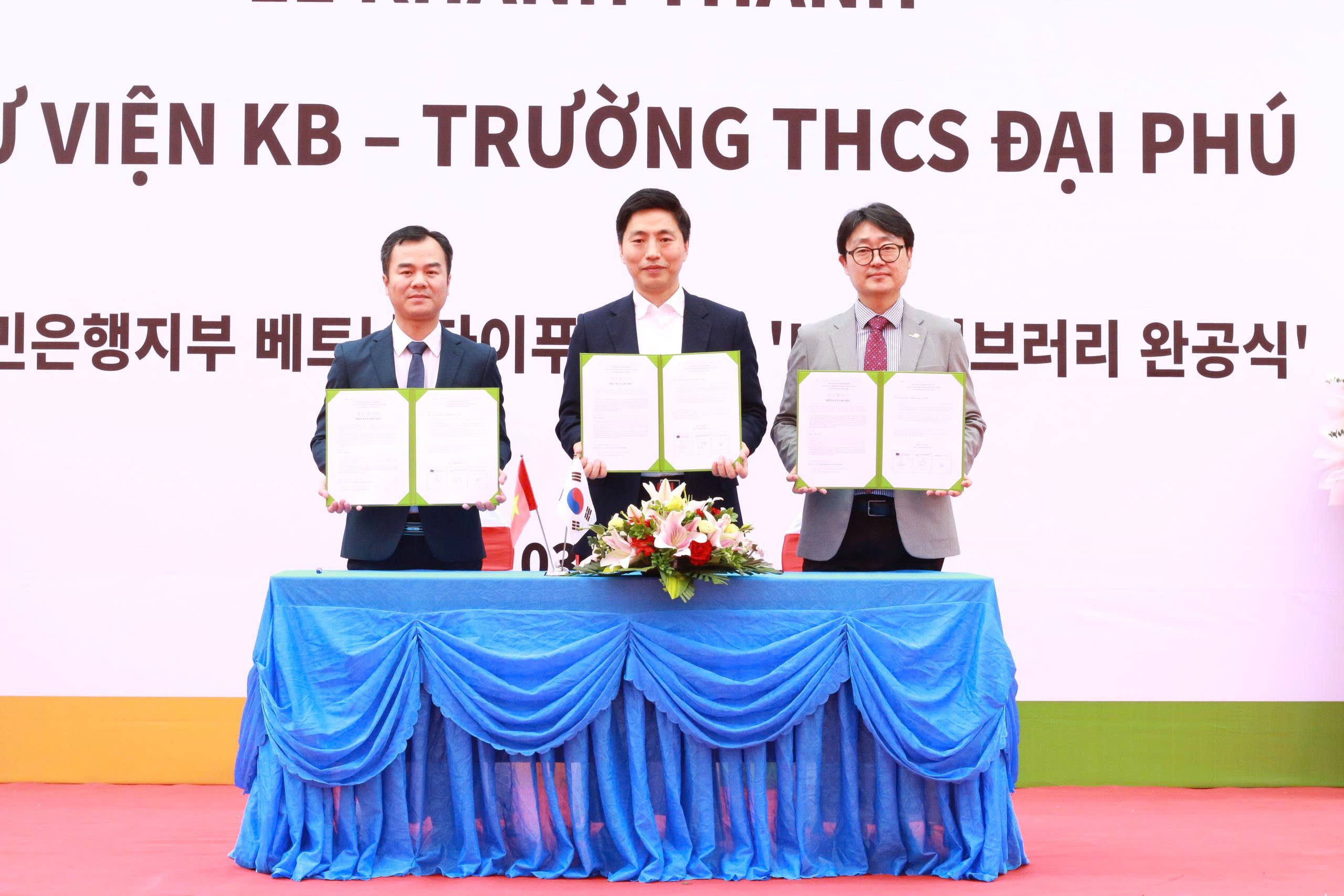 Khánh thành và bàn giao thư viện KB tại trường THCS Đại Phú (Tuyên Quang) Khánh thành và bàn giao thư viện KB tại trường THCS Đại Phú (Tuyên Quang)