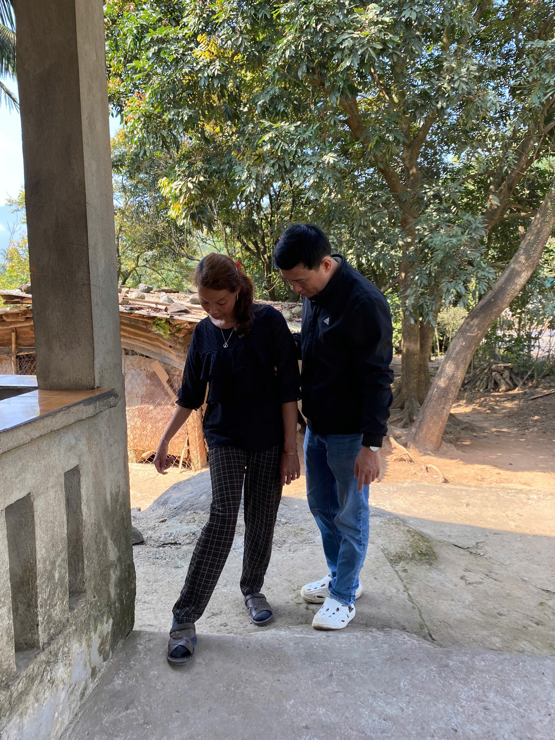 Bàn chân phải bị dị tật khiến việc di chuyển của chị Nhã gặp nhiều khó khăn.