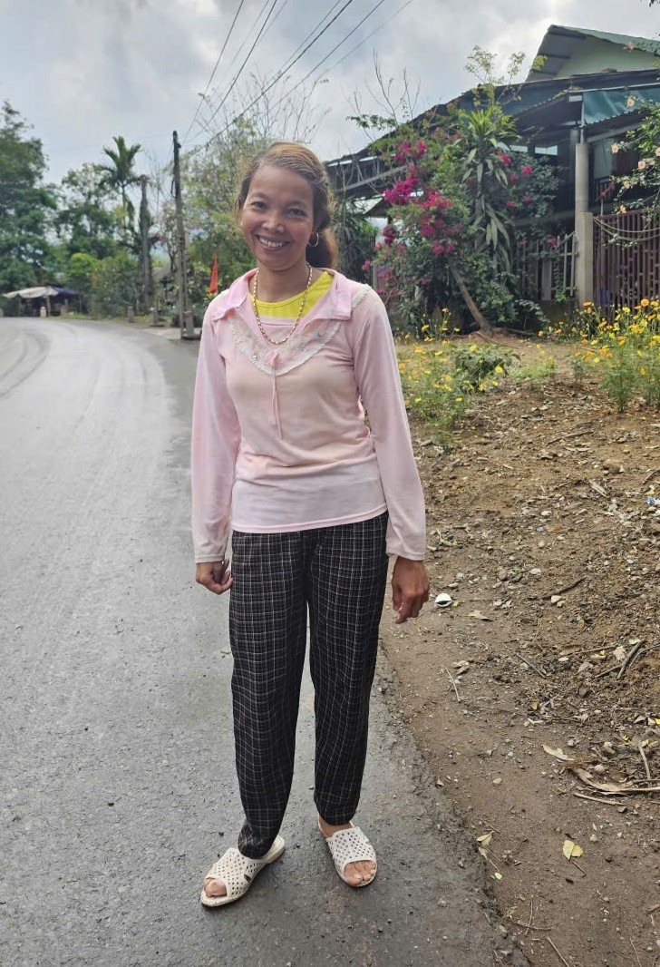 Niềm vui của chị Nhã khi có thể tự đứng vững trên đôi chân của mình và đi dạo quanh xóm. 