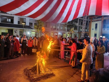 Độc đáo Tết Novruz giữa lòng Hà Nội: Đập trứng, nhảy lửa... đón năm mới