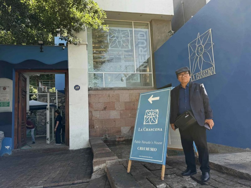 Nhà thơ Trần Đăng Khoa đến thăm nhà của nhà thơ Pablo Neruda. (Ảnh: Báo Dân Việt)