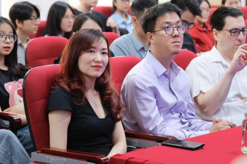 ThS. Nguyễn Thùy Trang (bên trái), thành viên nhóm chuyển ngữ Papelucho tại Việt Nam. (Nguồn: Đại học Hà Nội)