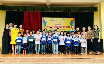 gia dinh kieu bao hungary trao 20 suat hoc bong cho hoc sinh nghe an