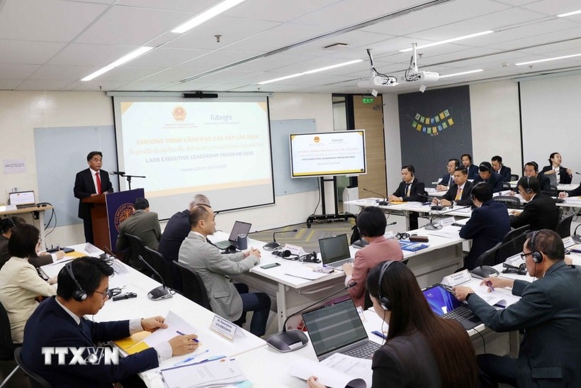 Việt Nam hỗ trợ đào tạo cán bộ cấp cao Lào trong quản lý và phát triển