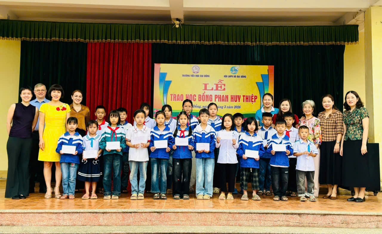 Gia đình kiều bào Hungary trao 20 suất học bổng cho học sinh Nghệ An