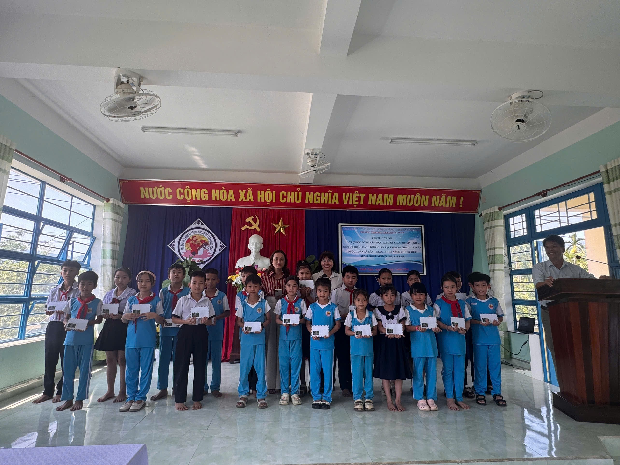 Liên hiệp các tổ chức hữu nghị thành phố Đà Nẵng đã phối hợp cùng tổ chức Sunflower Mission (Hoa Kỳ) tổ chức chương trình trao học bổng cho các em học sinh có hoàn cảnh khó khăn tại xã Lãnh Ngọc.