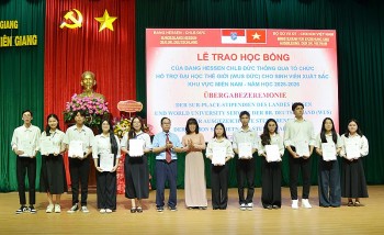 Trao 77 học bổng bang Hessen cho sinh viên khó khăn tại An Giang