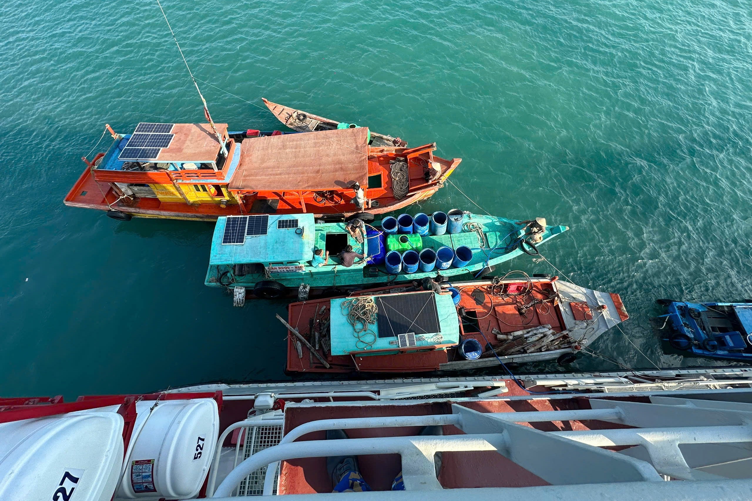 Vùng 5 Hải quân cấp 40.000 lít nước ngọt cho người dân đảo Hòn Chuối