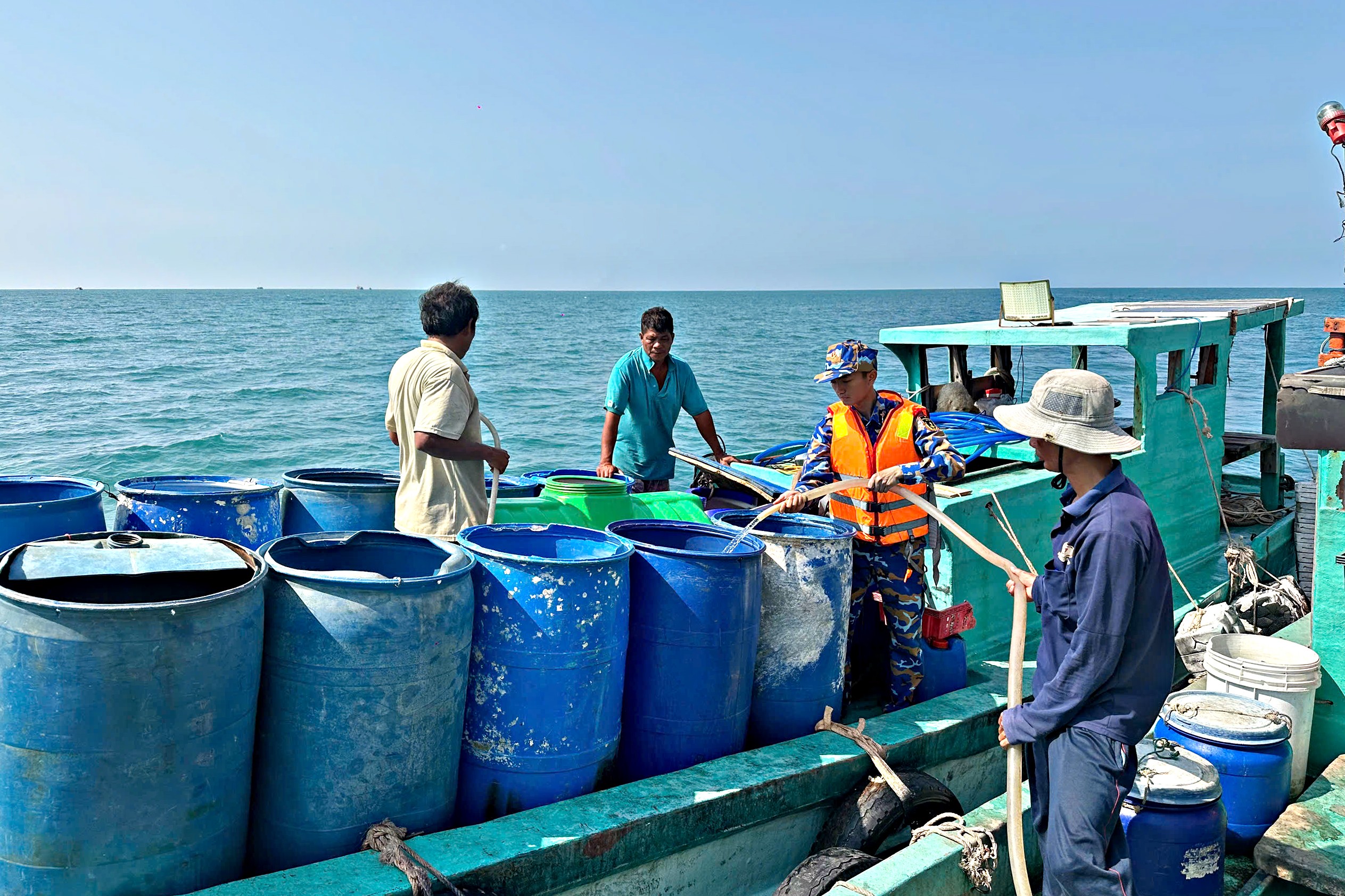 Vùng 5 Hải quân cấp 40.000 lít nước ngọt cho người dân đảo Hòn Chuối