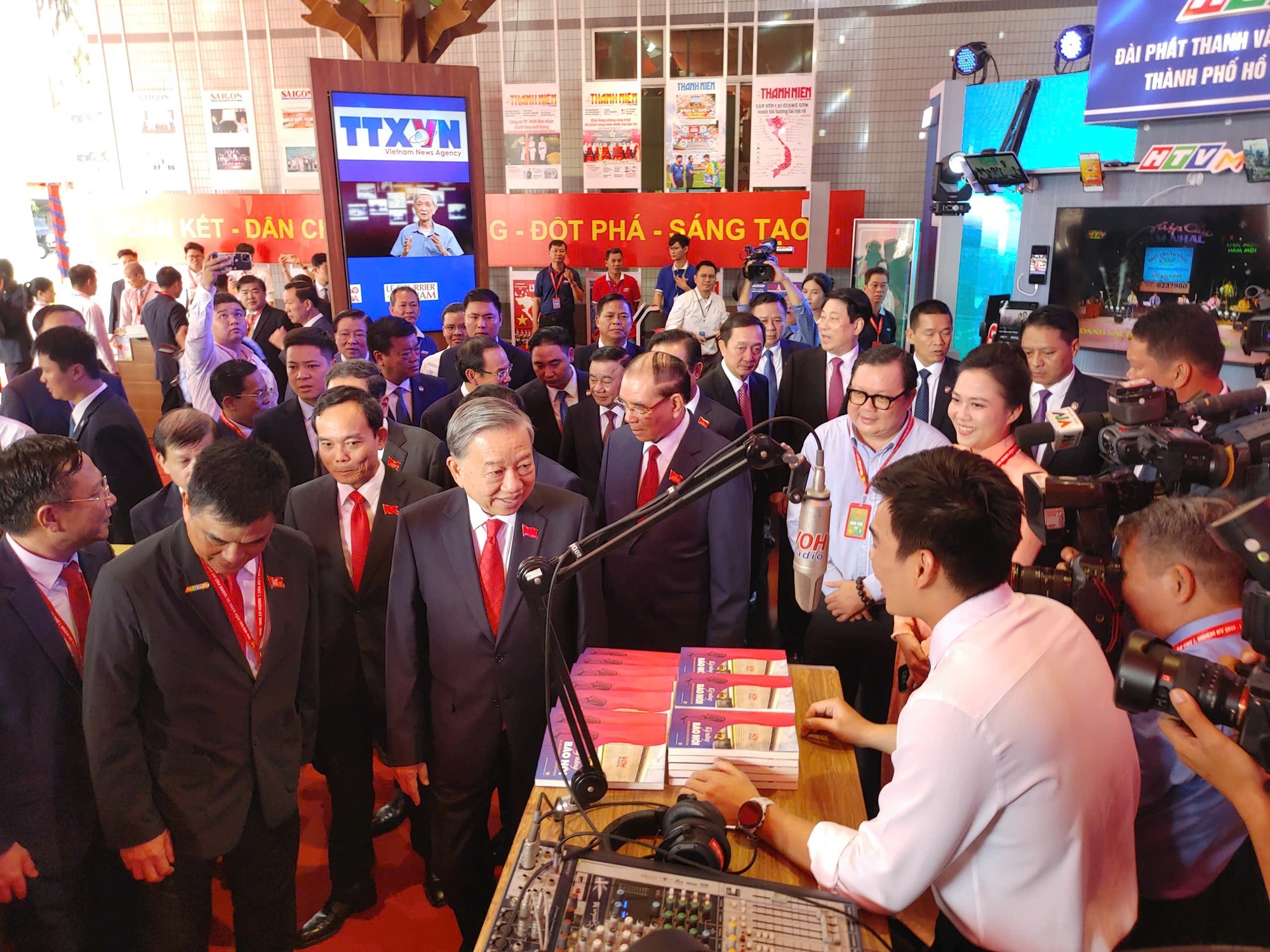 Tổng Bí thư Tô Lâm và các đồng chí lãnh đạo, nguyên lãnh đạo Đảng và Nhà nước tham quan Triển lãm Thành tựu Báo chí - Xuất bản.