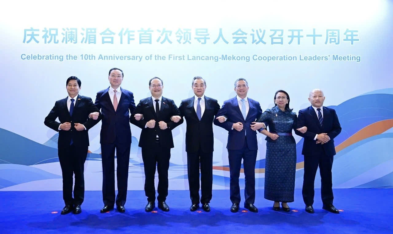 Bộ trưởng Ngoại giao Trung Quốc Vương Nghị tham dự buổi chiêu đãi kỷ niệm 10 năm Hội nghị Cấp cao Hợp tác Lan Thương - Mekong lần thứ nhất. (Ảnh- Tân Hoa xã) Bộ trưởng Ngoại giao Trung Quốc Vương Nghị tham dự buổi chiêu đãi kỷ niệm 10 năm Hội nghị Cấp cao Hợp tác Lan Thương - Mekong lần thứ nhất. (Ảnh- Tân Hoa xã)