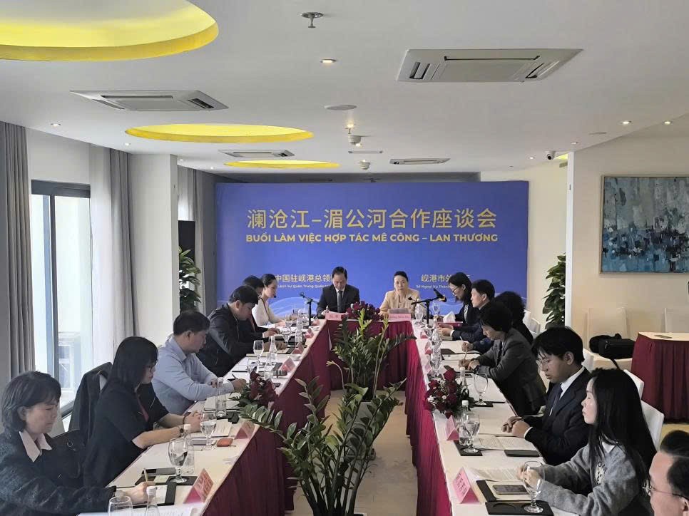 Tổng Lãnh sự Đổng Bích Du tham dự Buổi làm việc về Hợp tác Lan Thương- Mekong do Tổng Lãnh sự quán phối hợp với Sở Ngoại vụ thành phố Đà Nẵng tổ chức (Ảnh: Tổng Lãnh sự quán Trung Quốc tại Đà Nẵng) Tổng Lãnh sự Đổng Bích Du tham dự Buổi làm việc về Hợp tác Lan Thương- Mekong do Tổng Lãnh sự quán phối hợp với Sở Ngoại vụ thành phố Đà Nẵng tổ chức (Ảnh: Tổng Lãnh sự quán Trung Quốc tại Đà Nẵng)