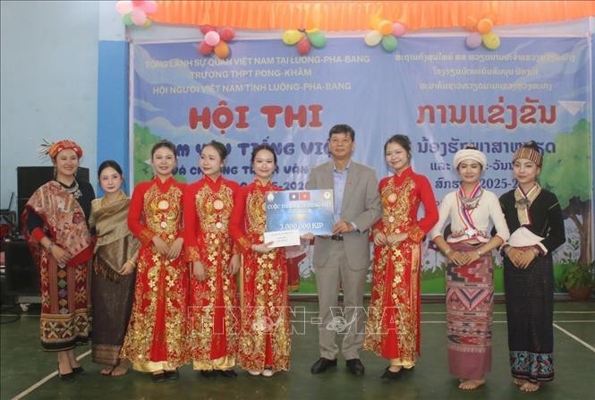 Tổng lãnh sự Việt Nam tại Luang Prabang Vũ Ngọc Lý trao phần thưởng cho đội đạt giải tại Cuộc thi. Ảnh: Xuân Tú/PV TTXVN tại Lào