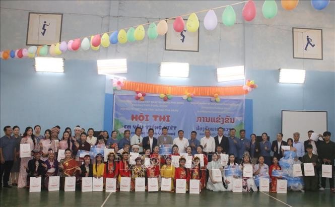 Đại biểu chụp ảnh kỷ niệm cùng học sinh tham gia Cuộc thi “Em yêu tiếng Việt” dành cho học sinh Lào và Việt Nam. Ảnh: Xuân Tú/PV TTXVN tại Lào