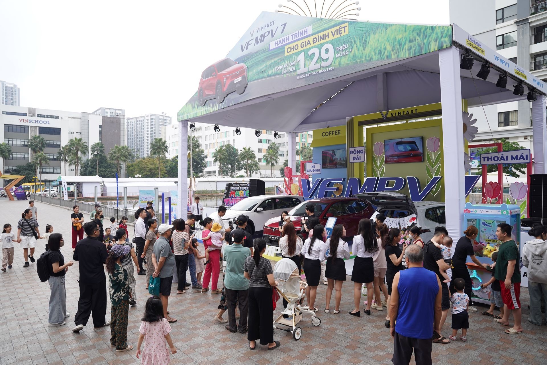 Khách hàng lái thử VF MPV 7: Xe chở đủ 7 người mà tăng tốc cực nhẹ, êm ái hơn hẳn xe xăng