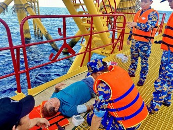 nha gian dk111 ho tro cap cuu ngu dan bi nan