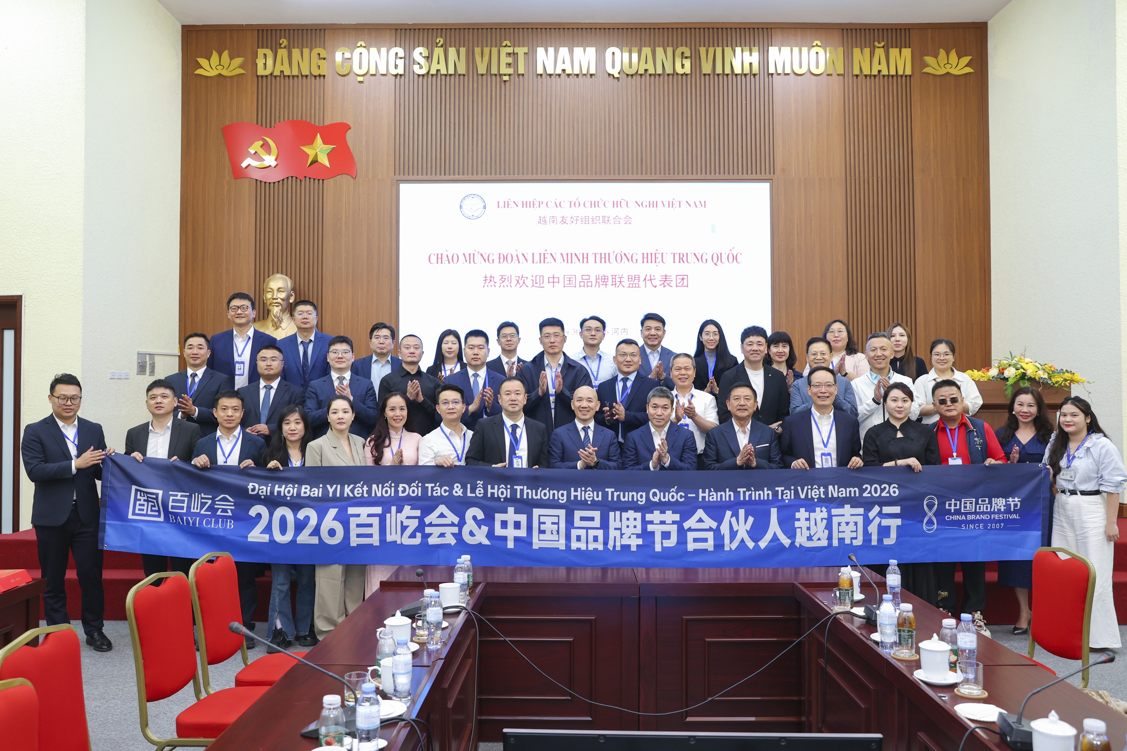 Các đại biểu chụp ảnh lưu niệm. (Ảnh: Đinh Hoà)