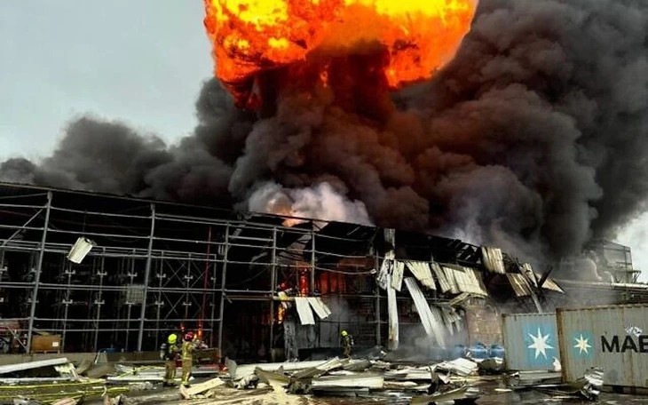 Lực lượng cứu hỏa Israel tại hiện trường đám cháy do tên lửa Iran gây ra ở Khu công nghiệp Ne'ot Hovav hôm 26/3. (Ảnh: Time of Israel)