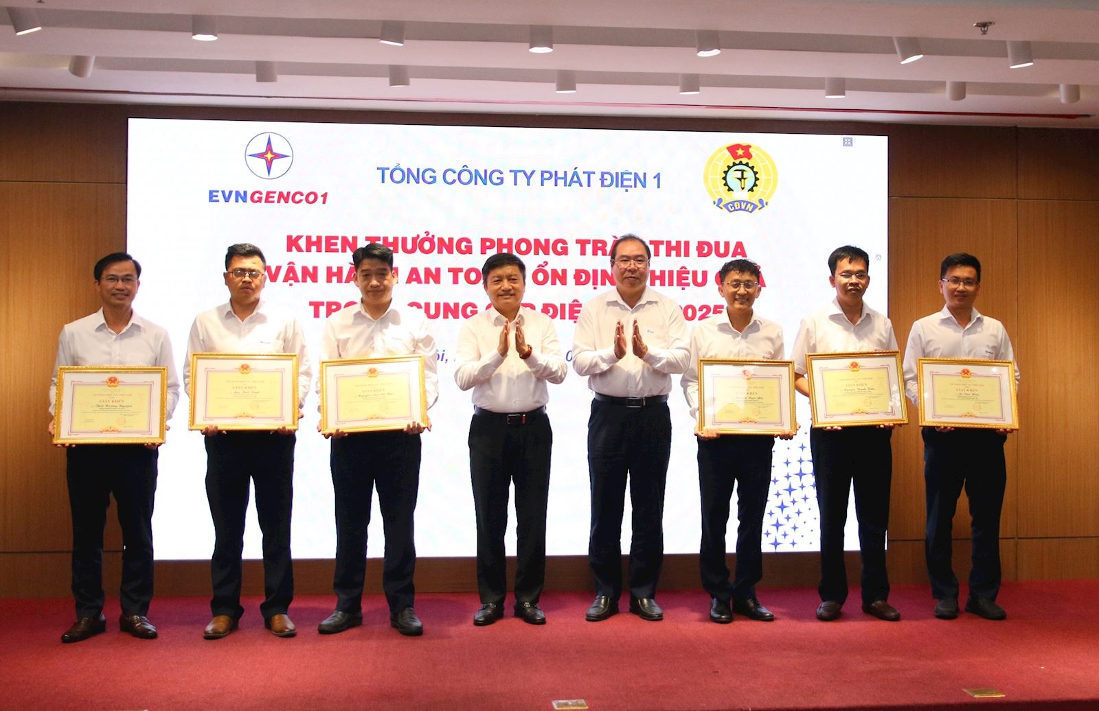 Trao thưởng cho các tập thể, cá nhân có thành tích xuất sắc trong phong trào thi đua năm 2025.