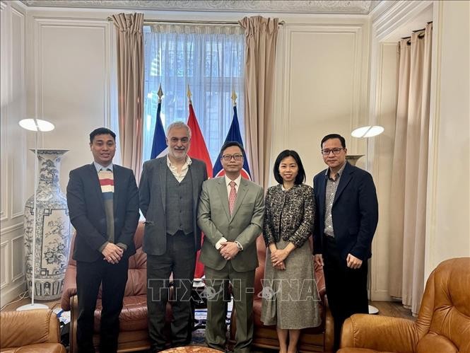 Đại sứ Việt Nam tại Pháp Trịnh Đức Hải và đồng chí Taylan Coskun, Ủy viên Bộ Chính trị Đảng Cộng sản Pháp (PCF), phụ trách quan hệ với Việt Nam tại buổi làm việc. Ảnh: TTXVN phát Đại sứ Việt Nam tại Pháp Trịnh Đức Hải và đồng chí Taylan Coskun, Ủy viên Bộ Chính trị Đảng Cộng sản Pháp (PCF), phụ trách quan hệ với Việt Nam tại buổi làm việc. Ảnh: TTXVN phát