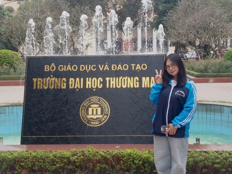 Ảnh 1: Em Nguyễn Thu Trang giờ đã trở thành sinh viên năng động, tự tin.