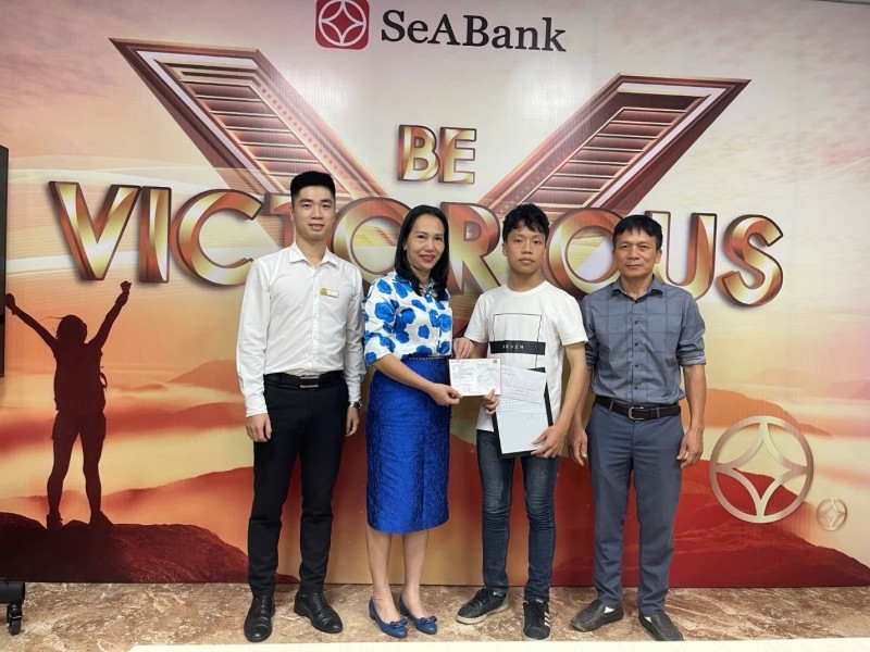 Ảnh 3: Sau nhiều năm nhận học bổng từ Quỹ SeADreams, em Khôi đạt ước mơ trở thành sinh viên Đại học Quốc gia Hà Nội