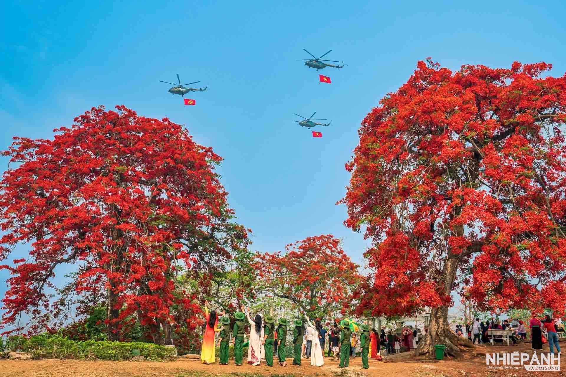 Người dân, khách du lịch chào đón trực thăng bay qua đồi A1 trong Lễ kỷ niệm 70 năm Chiến thắng Điện Biên Phủ của tác giả Vũ Minh Hiển (Hà Nội) đoạt huy chương vàng cuộc thi Tự hào một dải biên cương lần 3 năm 2024 Người dân, khách du lịch chào đón trực thăng bay qua đồi A1 trong Lễ kỷ niệm 70 năm Chiến thắng Điện Biên Phủ của tác giả Vũ Minh Hiển (Hà Nội) đoạt huy chương vàng cuộc thi Tự hào một dải biên cương lần 3 năm 2024
