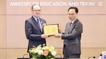 Đại sứ Nga tại Việt Nam nhận Kỷ niệm chương "Vì sự nghiệp Giáo dục"