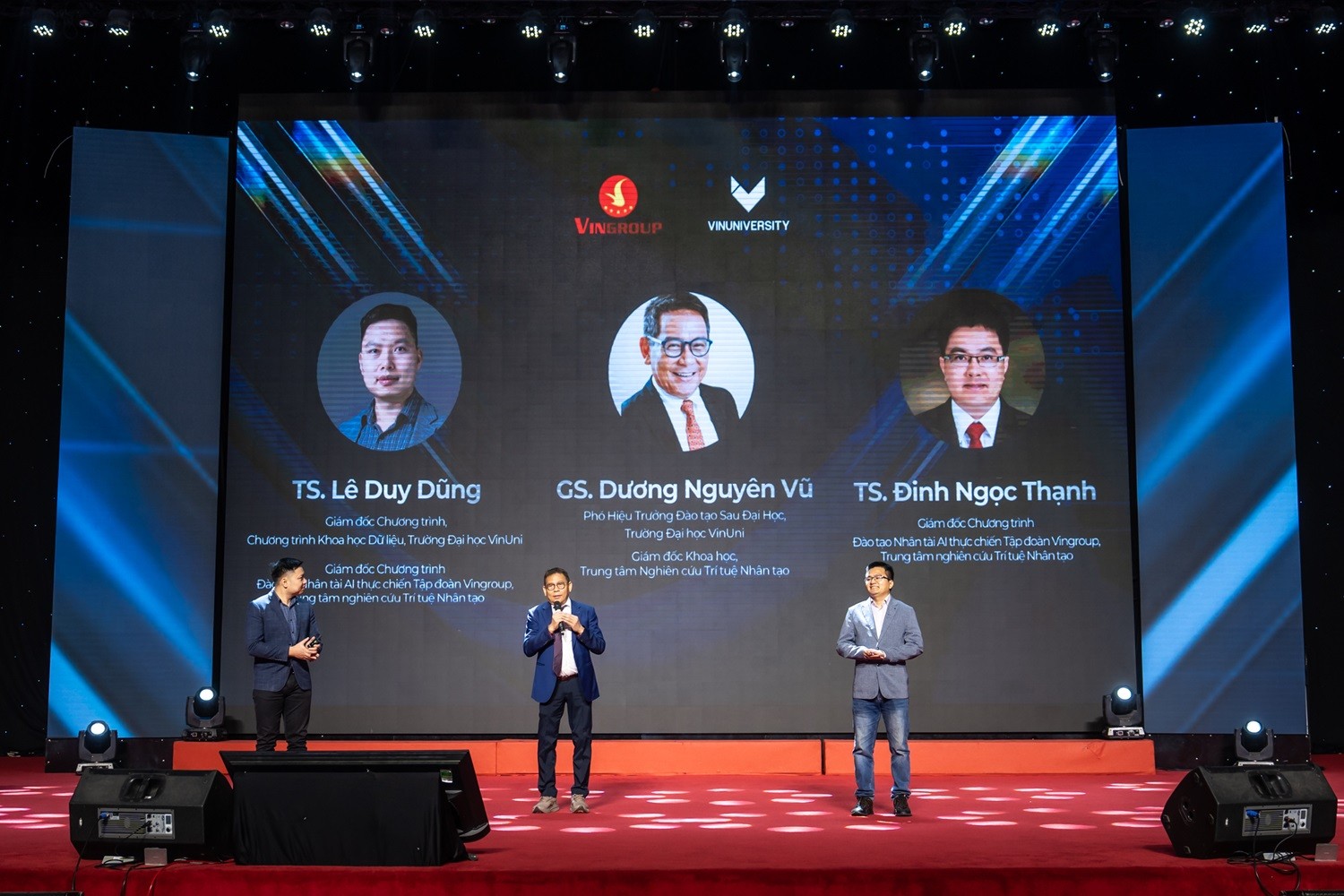  GS. Dương Nguyên Vũ, TS. Đinh Ngọc Thạnh và TS. Lê Duy Dũng chia sẻ về triết lý đào tạo, cấu trúc chương trình và giới thiệu đội ngũ giảng viên, mentor của Chương trình Đào tạo Nhân tài AI Thực chiến