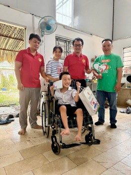 favija trao tang xe lan cho tre em khuyet tat phia nam