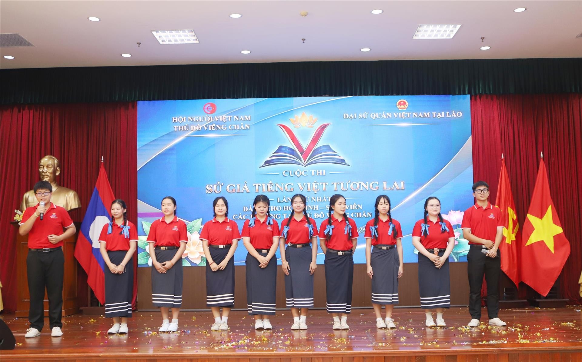 Học sinh Đội thi Trường Năng khiếu Đại học quốc gia Lào giới thiệu ra mắt bằng tiếng Việt tại cuộc thi.