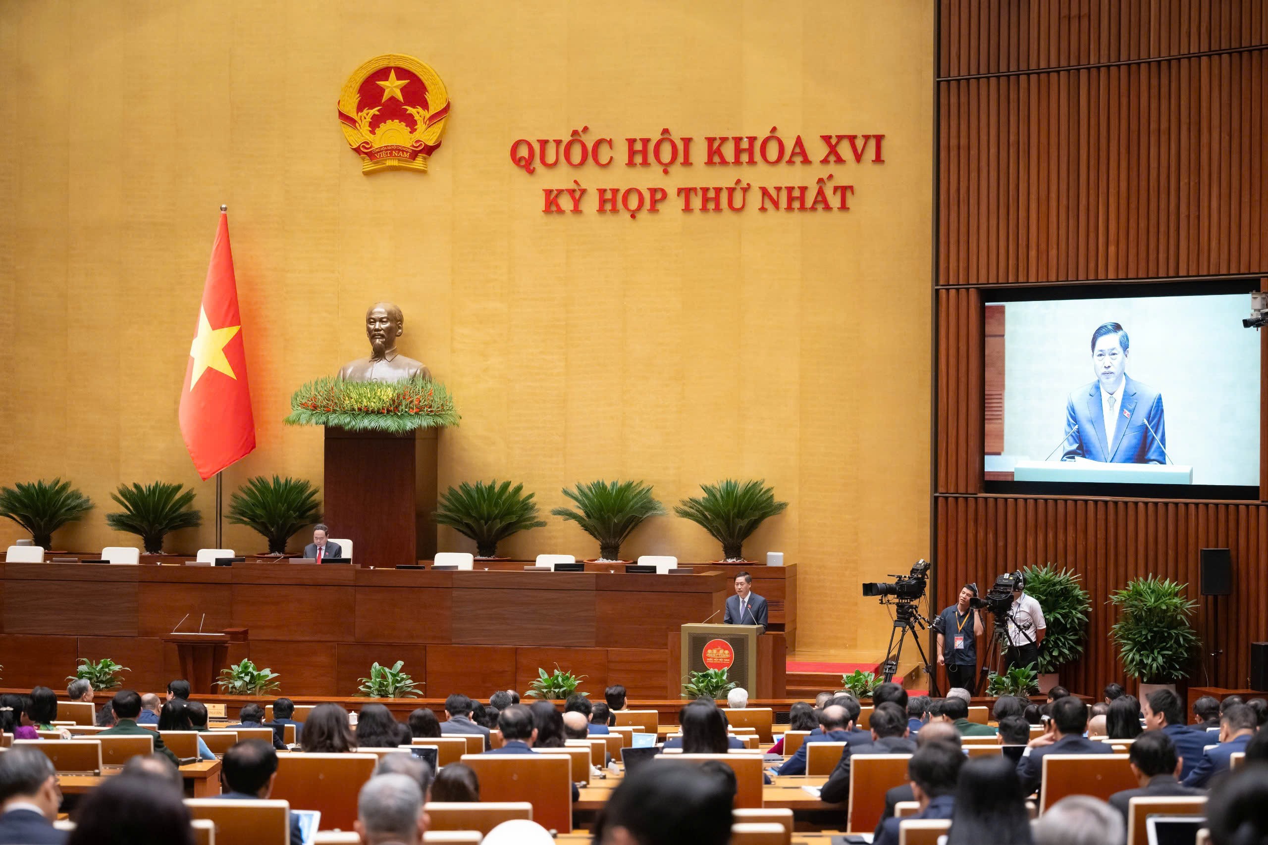 Ủy viên Hội đồng Bầu cử quốc gia, Chủ nhiệm Ủy ban Công tác đại biểu Nguyễn Hữu Đông báo cáo kết quả xác nhận tư cách đại biểu Quốc hội khóa XVI. (Ảnh: Cổng TTĐT Quốc hội) Ủy viên Hội đồng Bầu cử quốc gia, Chủ nhiệm Ủy ban Công tác đại biểu Nguyễn Hữu Đông báo cáo kết quả xác nhận tư cách đại biểu Quốc hội khóa XVI. (Ảnh: Cổng TTĐT Quốc hội)