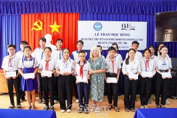 VNSF trao học bổng cho học sinh vượt khó tại Cà Mau