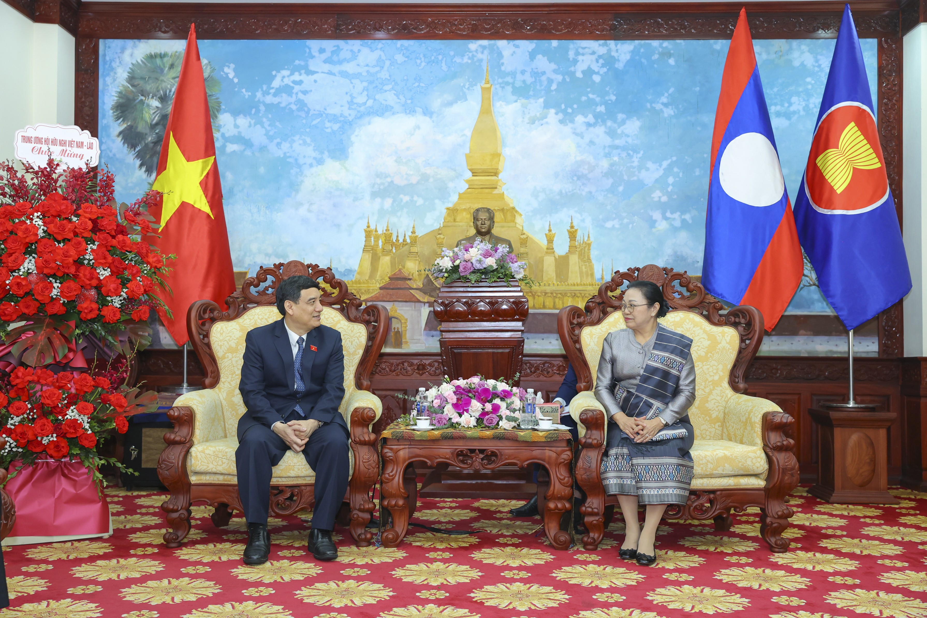 Hội hữu nghị Việt Nam - Lào chúc mừng Đại sứ quán Lào nhân dịp Tết cổ truyền Bunpimay