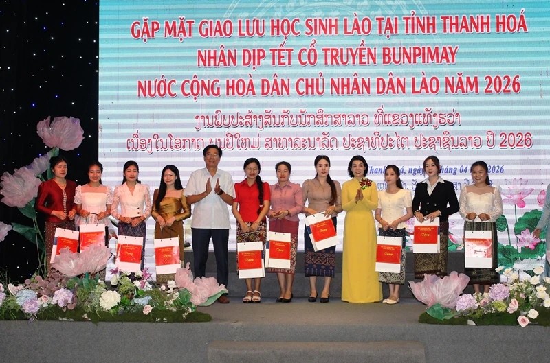Phó Chủ tịch Thường trực Ủy ban MTTQ tỉnh, Chủ tịch Hội Hữu nghị Việt - Lào tỉnh Thanh Hóa Đỗ Thị Toán trao quà cho các lưu học sinh Lào đang học tập tại các trường trên địa bàn tỉnh. (Ảnh: Báo và Phát thanh, Truyền hình Thanh Hoá) Phó Chủ tịch Thường trực Ủy ban MTTQ tỉnh, Chủ tịch Hội Hữu nghị Việt - Lào tỉnh Thanh Hóa Đỗ Thị Toán trao quà cho các lưu học sinh Lào đang học tập tại các trường trên địa bàn tỉnh. (Ảnh: Báo và Phát thanh, Truyền hình Thanh Hoá)