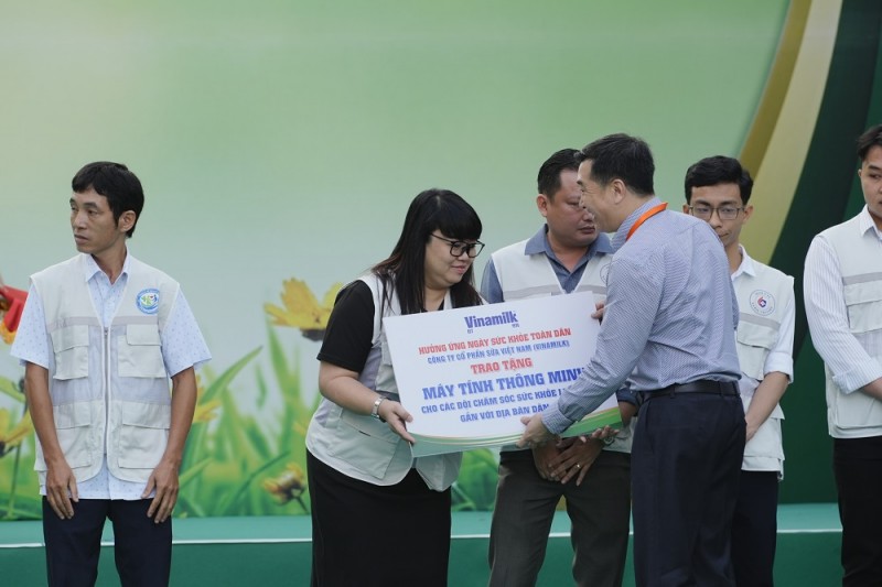 Đại diện Vinamilk, ông Đỗ Thanh Tuấn - Giám đốc Đối ngoại - trao bảng tượng trưng máy tính thông minh đến đại diện các “Đội chăm sóc sức khỏe liên tục gắn với địa bàn dân cư” - Ảnh: VN  Đại diện Vinamilk, ông Đỗ Thanh Tuấn - Giám đốc Đối ngoại - trao bảng tượng trưng máy tính thông minh đến đại diện các “Đội chăm sóc sức khỏe liên tục gắn với địa bàn dân cư” - Ảnh: VN