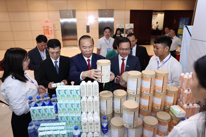 Các sản phẩm dinh dưỡng mang đậm dấu ấn đổi mới – sáng tạo của Vinamilk thu hút khách tham dự hội nghị tại khu trưng bày sản phẩm, công nghệ và thành tựu khoa học công nghệ Các sản phẩm dinh dưỡng mang đậm dấu ấn đổi mới – sáng tạo của Vinamilk thu hút khách tham dự hội nghị tại khu trưng bày sản phẩm, công nghệ và thành tựu khoa học công nghệ