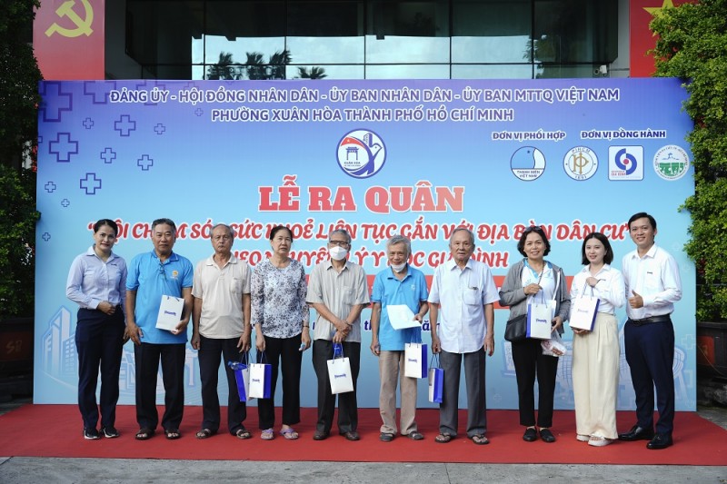 Hàng ngàn sản phẩm dinh dưỡng Vinamilk được trao tặng đến cộng đồng tại lễ ra quân “Đội chăm sóc sức khỏe liên tục gắn với địa bàn dân cư” - Ảnh: VN  Hàng ngàn sản phẩm dinh dưỡng Vinamilk được trao tặng đến cộng đồng tại lễ ra quân “Đội chăm sóc sức khỏe liên tục gắn với địa bàn dân cư” - Ảnh: VN