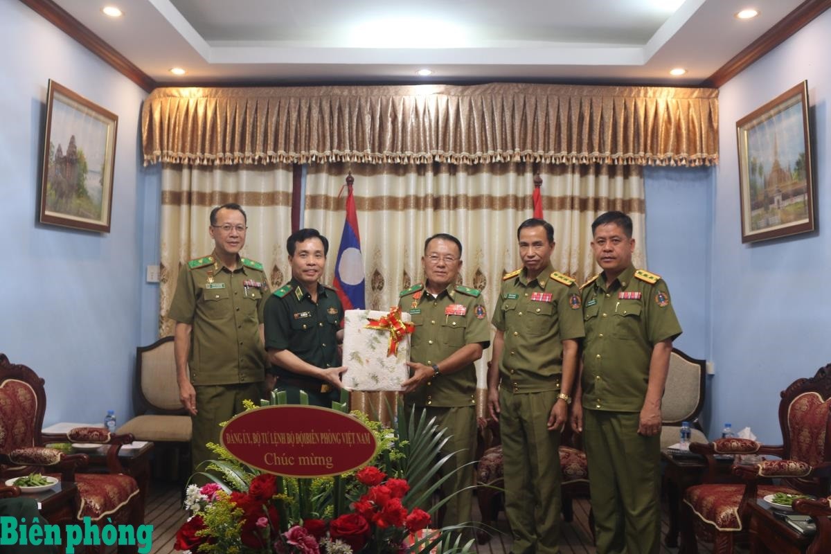 Chung vui Tết Bunpimay với các bạn Lào Chung vui Tết Bunpimay với các bạn Lào