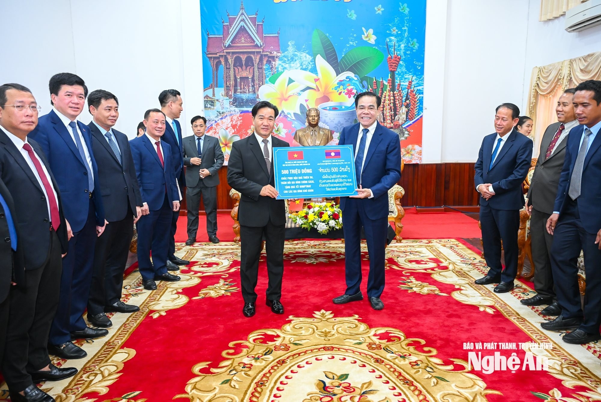 Chung vui Tết Bunpimay với các bạn Lào Chung vui Tết Bunpimay với các bạn Lào