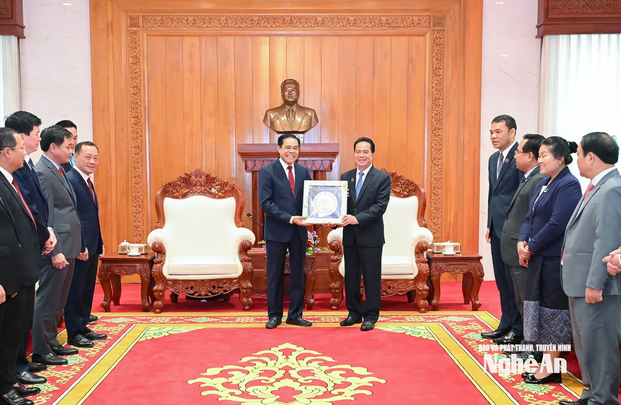 Chung vui Tết Bunpimay, thắt chặt tình đoàn kết Việt – Lào Chung vui Tết Bunpimay, thắt chặt tình đoàn kết Việt – Lào