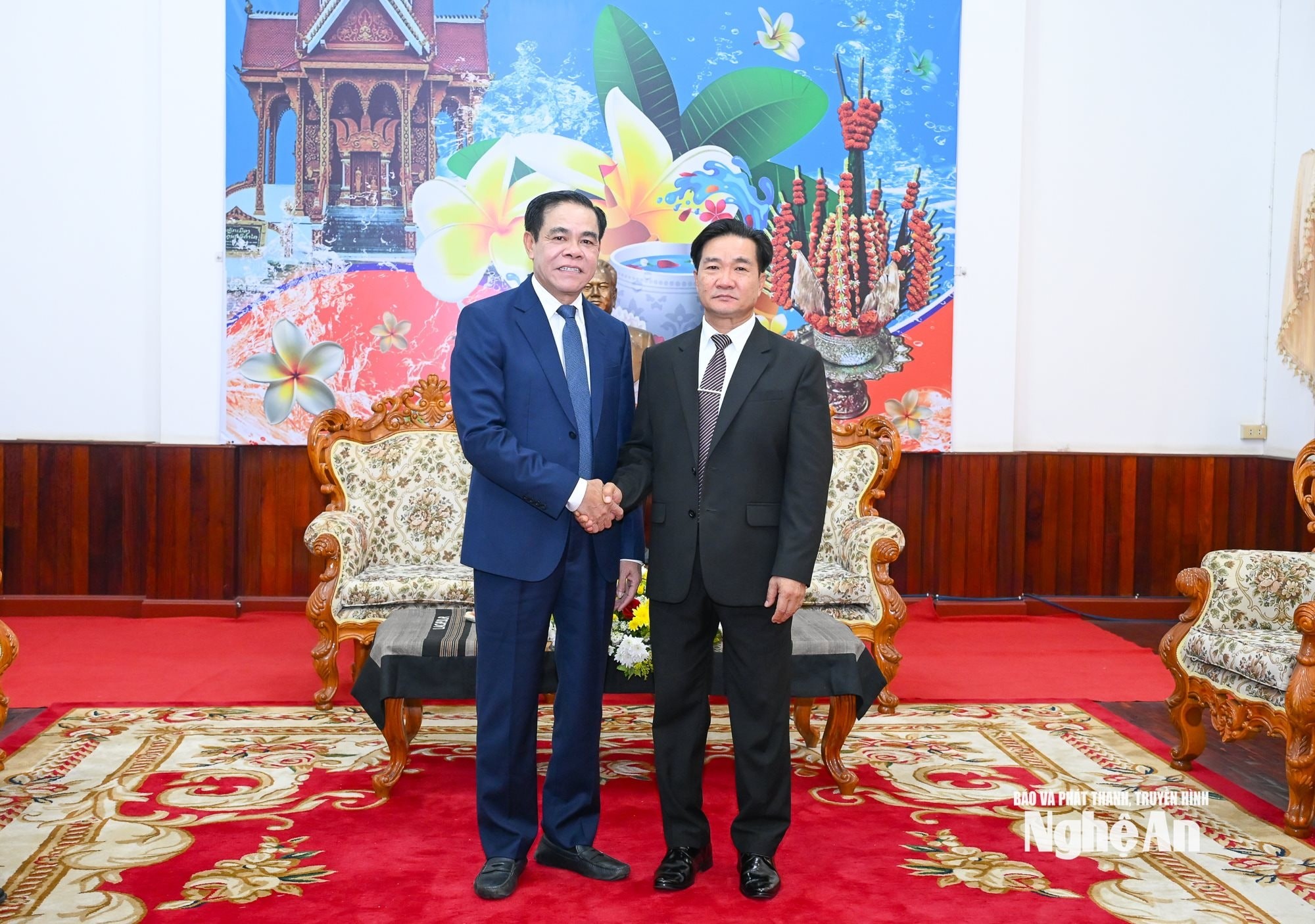 Chung vui Tết Bunpimay, thắt chặt tình đoàn kết Việt – Lào Chung vui Tết Bunpimay, thắt chặt tình đoàn kết Việt – Lào