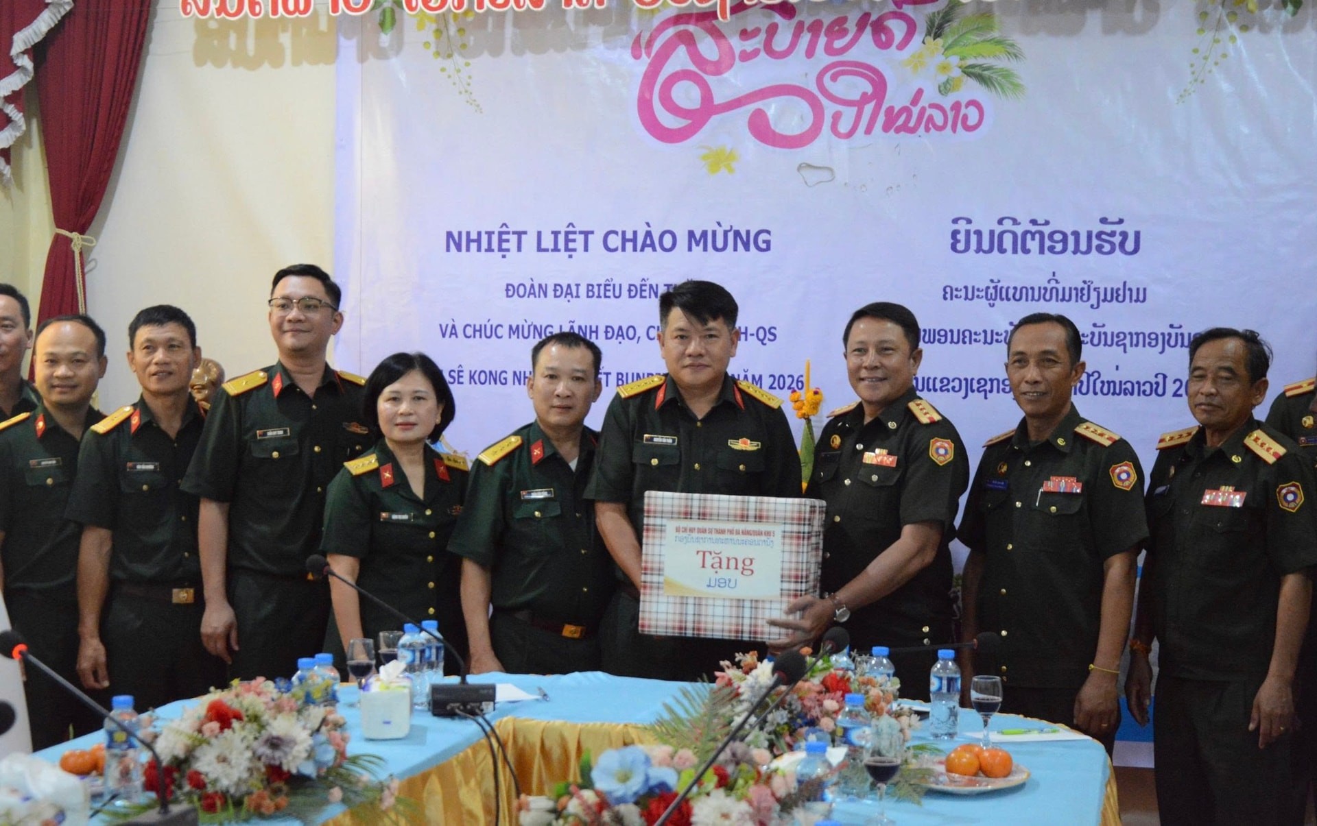 Chung vui Tết Bunpimay, thắt chặt tình đoàn kết Việt – Lào Chung vui Tết Bunpimay, thắt chặt tình đoàn kết Việt – Lào